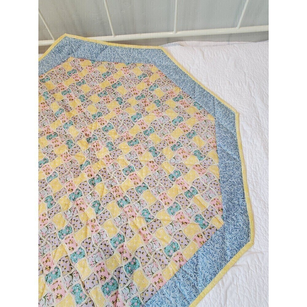 VINTAGE HANDMADE OCTAGON QUILT TABLE TOPPER RUG STAR PATTERN CATS STARS - Picture 11 of 11